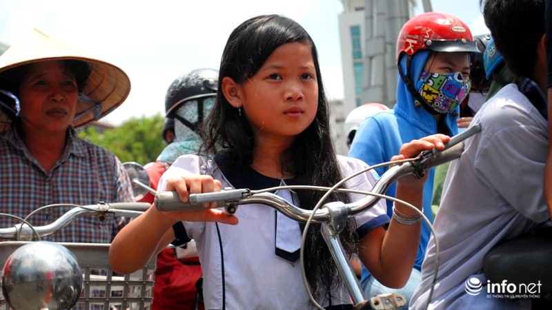 TP.HCM: Hàng trăm người trật tự xếp hàng giữa trưa nhận đồ ăn miễn phí - ảnh 7