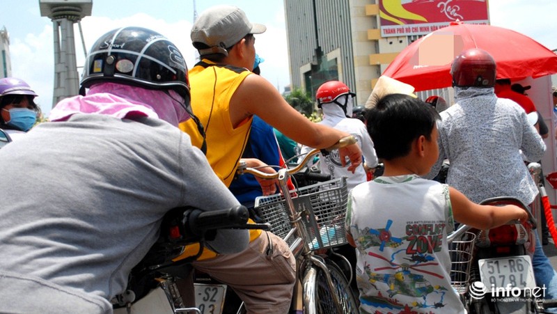 TP.HCM: Hàng trăm người trật tự xếp hàng giữa trưa nhận đồ ăn miễn phí - ảnh 6