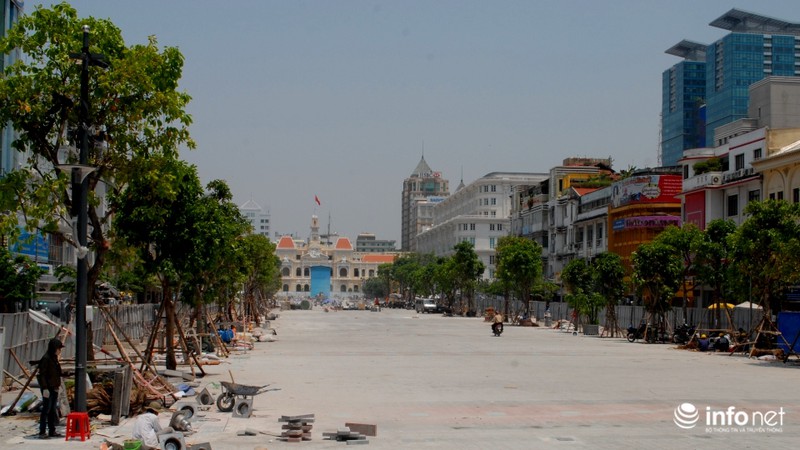 Tất bật những công đoạn cuối để hoàn thành phố đi bộ Nguyễn Huệ - ảnh 2
