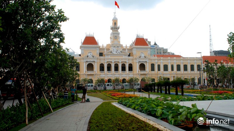 TP.HCM: Phun sương làm mát dọc lối đi trên đường Nguyễn Huệ - ảnh 1