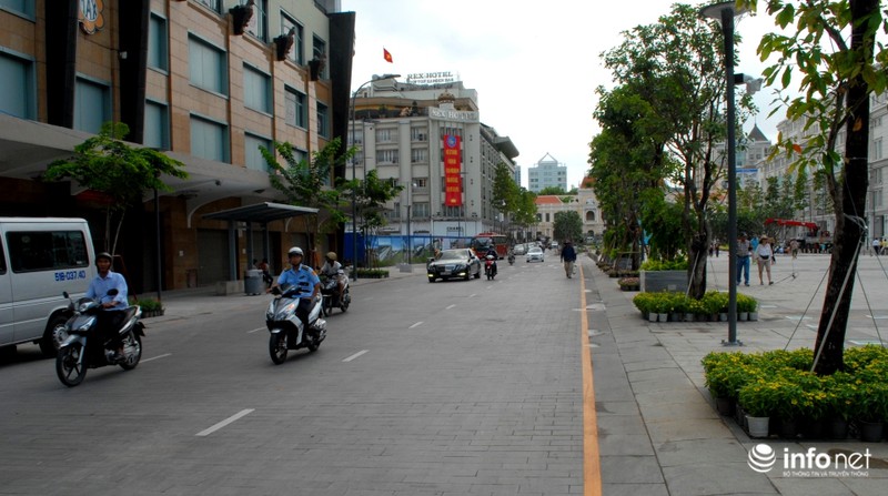 TP.HCM: Phun sương làm mát dọc lối đi trên đường Nguyễn Huệ - ảnh 11