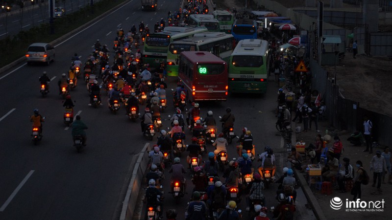 “Rồng rắn” trở lại Sài Gòn sau kỳ nghỉ dài - ảnh 9