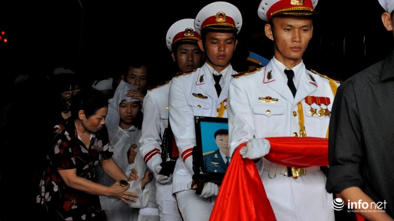 Lễ tiễn biệt hai phi công Su-22 hy sinh tại Bình Thuận - ảnh 14