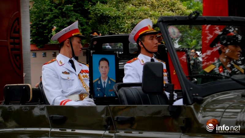 Lễ tiễn biệt hai phi công Su-22 hy sinh tại Bình Thuận - ảnh 19