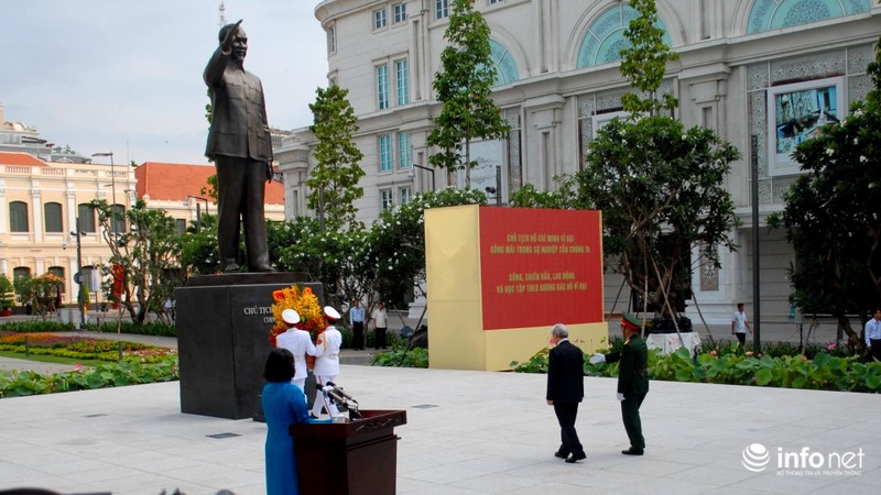 Khánh thành tượng đài Chủ tịch Hồ Chí Minh tại đường Nguyễn Huệ - ảnh 1