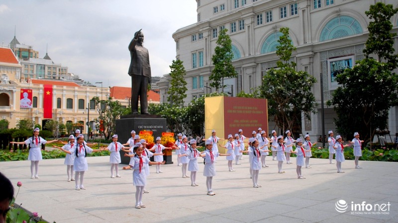 Khánh thành tượng đài Chủ tịch Hồ Chí Minh tại đường Nguyễn Huệ - ảnh 9