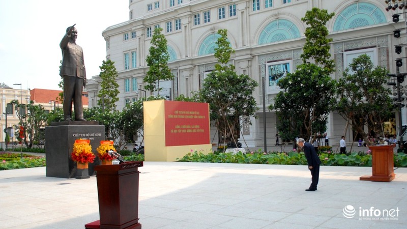 Khánh thành tượng đài Chủ tịch Hồ Chí Minh tại đường Nguyễn Huệ - ảnh 2