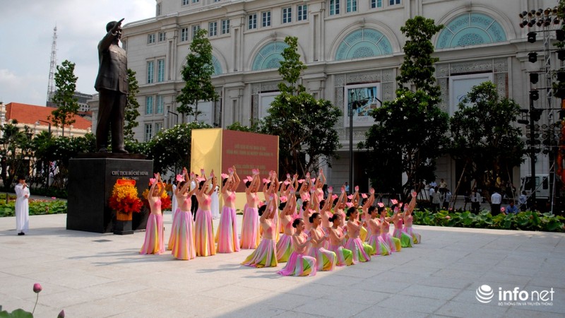 Khánh thành tượng đài Chủ tịch Hồ Chí Minh tại đường Nguyễn Huệ - ảnh 8