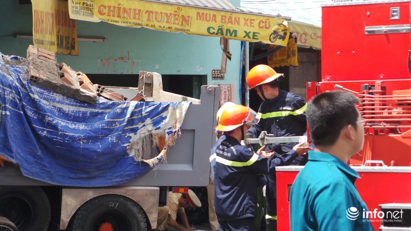 Hiện trường vụ xe tải đâm sập nhà, làm hai người chết - ảnh 3