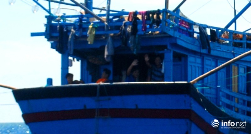 Xúc động giây phút gặp ngư dân giữa Biển Đông - ảnh 9