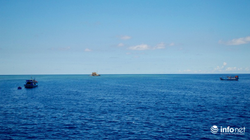 Xúc động giây phút gặp ngư dân giữa Biển Đông - ảnh 1