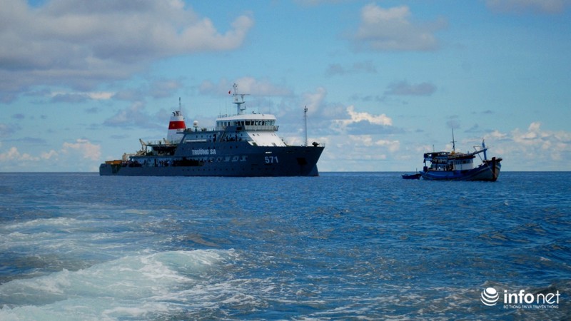 Xúc động giây phút gặp ngư dân giữa Biển Đông - ảnh 4