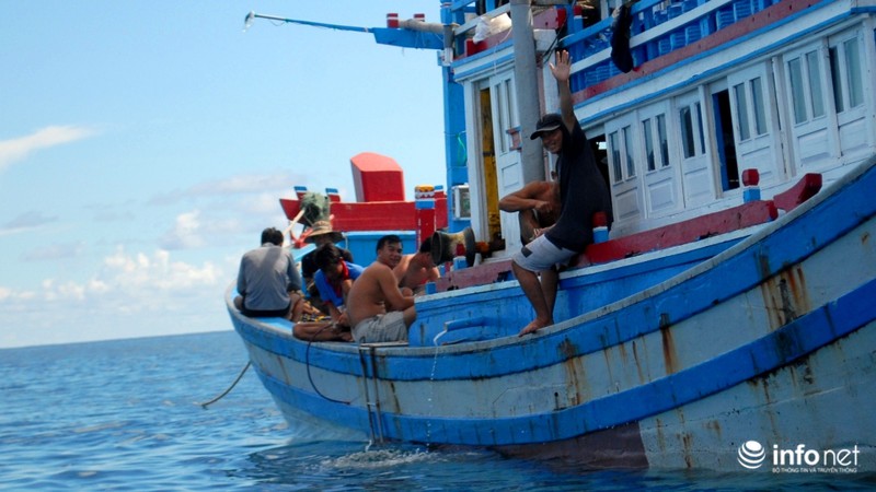 Xúc động giây phút gặp ngư dân giữa Biển Đông - ảnh 8