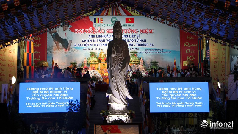 Xúc động buổi lễ trao bức tranh