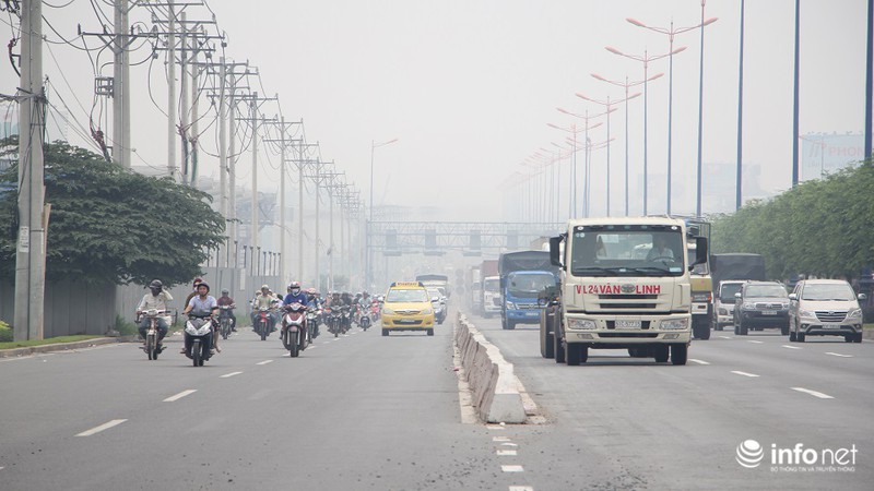 Sương mù nhẹ bất ngờ phủ kín TP.HCM - ảnh 5