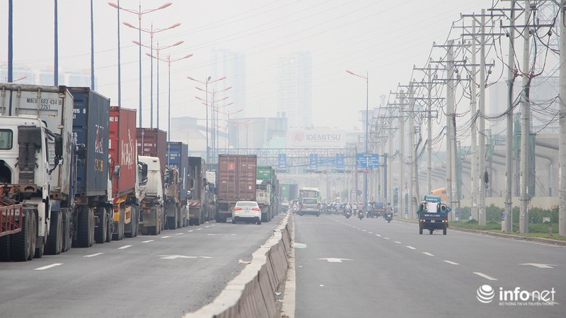 Sương mù nhẹ bất ngờ phủ kín TP.HCM - ảnh 6