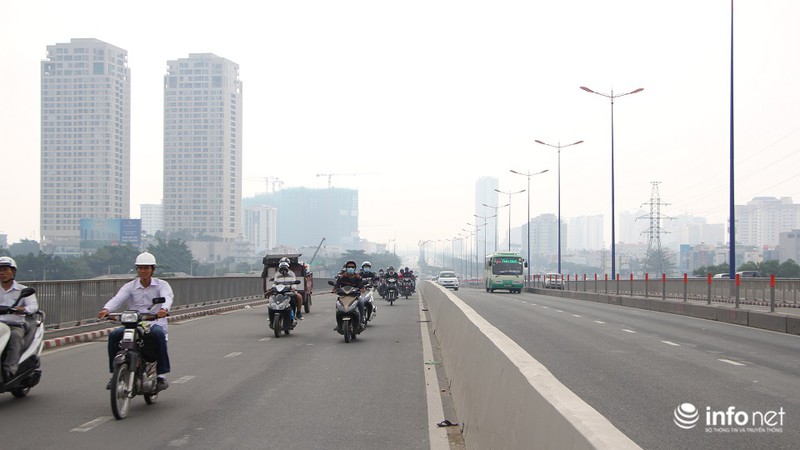 Sương mù nhẹ bất ngờ phủ kín TP.HCM - ảnh 7