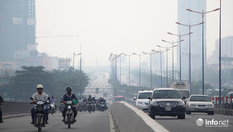 Sương mù nhẹ bất ngờ phủ kín TP.HCM - ảnh 8