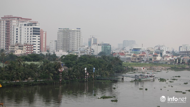 Sương mù nhẹ bất ngờ phủ kín TP.HCM - ảnh 10