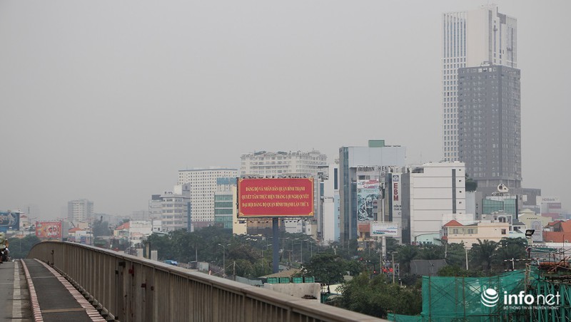 Sương mù nhẹ bất ngờ phủ kín TP.HCM - ảnh 11