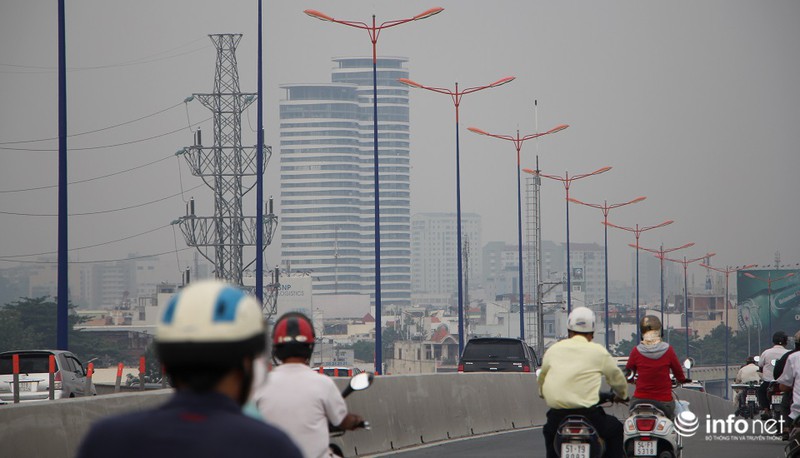 Sương mù nhẹ bất ngờ phủ kín TP.HCM - ảnh 12