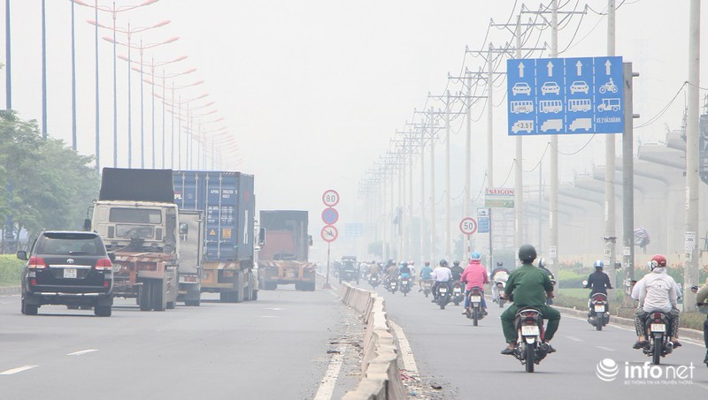 Sương mù nhẹ bất ngờ phủ kín TP.HCM - ảnh 2