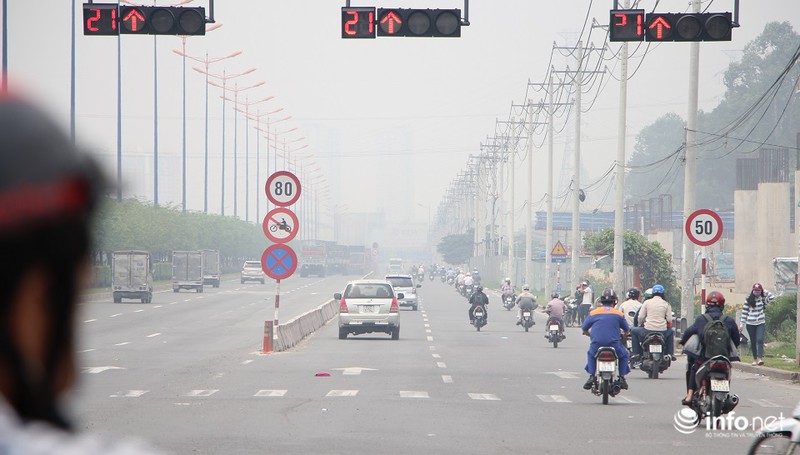 Sương mù nhẹ bất ngờ phủ kín TP.HCM - ảnh 3