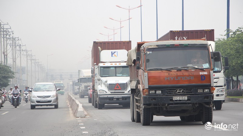 Sương mù nhẹ bất ngờ phủ kín TP.HCM - ảnh 4