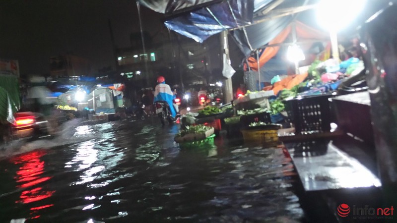 TP.HCM tiếp tục ngập nặng sau cơn mưa lớn - ảnh 17