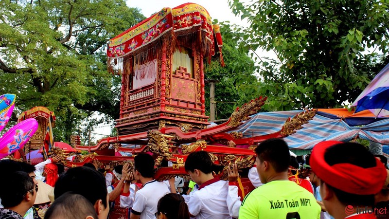 Độc đáo cuộc đua thuyền