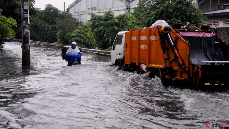 TP Hồ Chí Minh lại ngập nặng sau mưa, người dân bì bõm trong dòng nước đen ngòm - ảnh 20