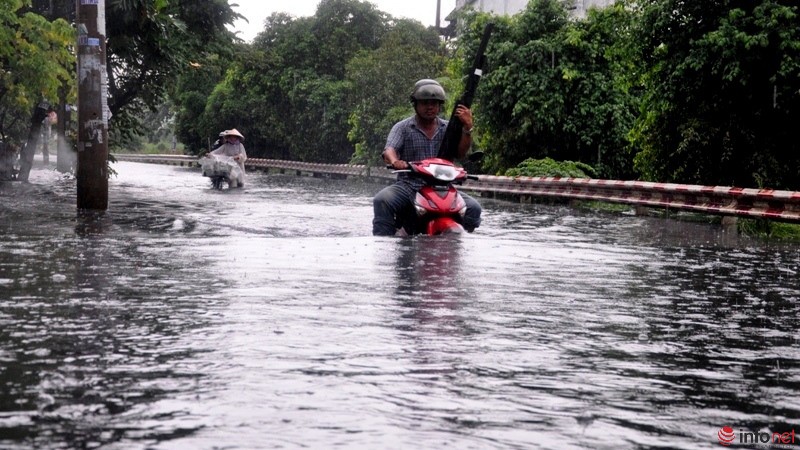 TP Hồ Chí Minh lại ngập nặng sau mưa, người dân bì bõm trong dòng nước đen ngòm - ảnh 21