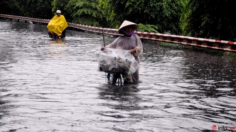 TP Hồ Chí Minh lại ngập nặng sau mưa, người dân bì bõm trong dòng nước đen ngòm - ảnh 22
