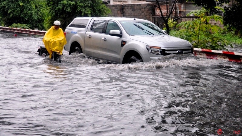 TP Hồ Chí Minh lại ngập nặng sau mưa, người dân bì bõm trong dòng nước đen ngòm - ảnh 19