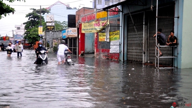 TP Hồ Chí Minh lại ngập nặng sau mưa, người dân bì bõm trong dòng nước đen ngòm - ảnh 14