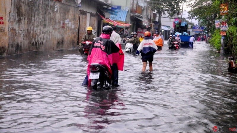 TP Hồ Chí Minh lại ngập nặng sau mưa, người dân bì bõm trong dòng nước đen ngòm - ảnh 15