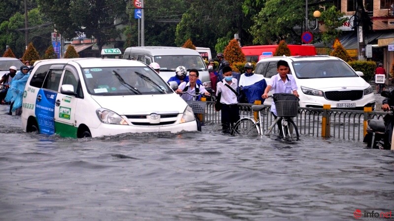 TP Hồ Chí Minh lại ngập nặng sau mưa, người dân bì bõm trong dòng nước đen ngòm - ảnh 5
