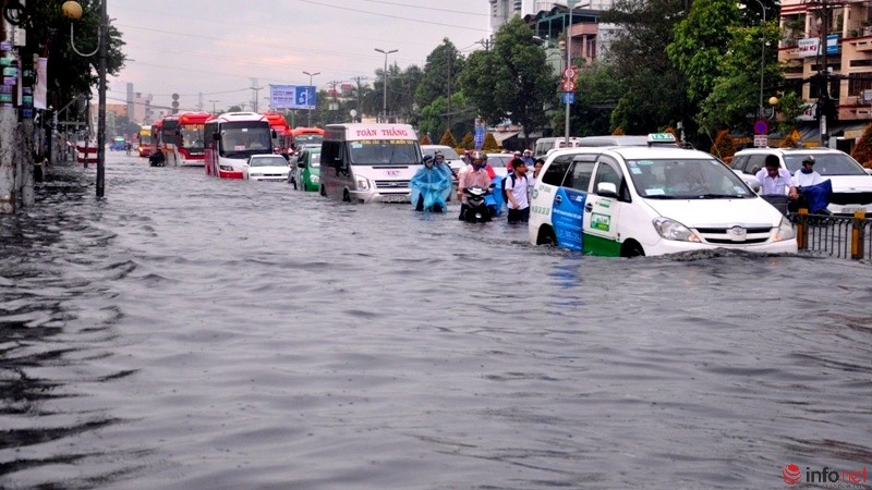 TP Hồ Chí Minh lại ngập nặng sau mưa, người dân bì bõm trong dòng nước đen ngòm - ảnh 6