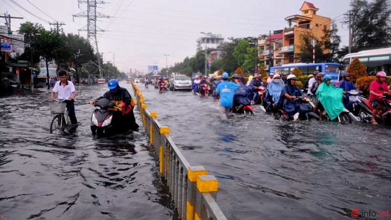 TP Hồ Chí Minh lại ngập nặng sau mưa, người dân bì bõm trong dòng nước đen ngòm - ảnh 13