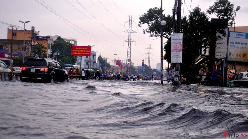 TP Hồ Chí Minh lại ngập nặng sau mưa, người dân bì bõm trong dòng nước đen ngòm - ảnh 9