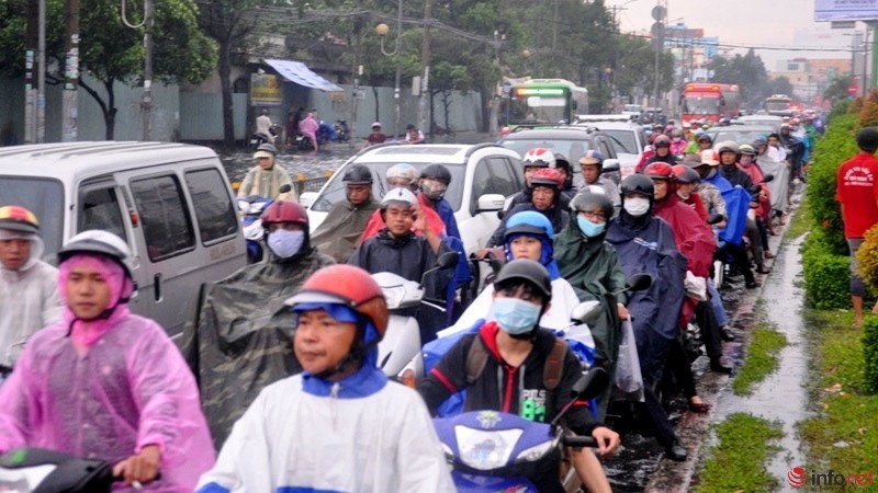 TP Hồ Chí Minh lại ngập nặng sau mưa, người dân bì bõm trong dòng nước đen ngòm - ảnh 18