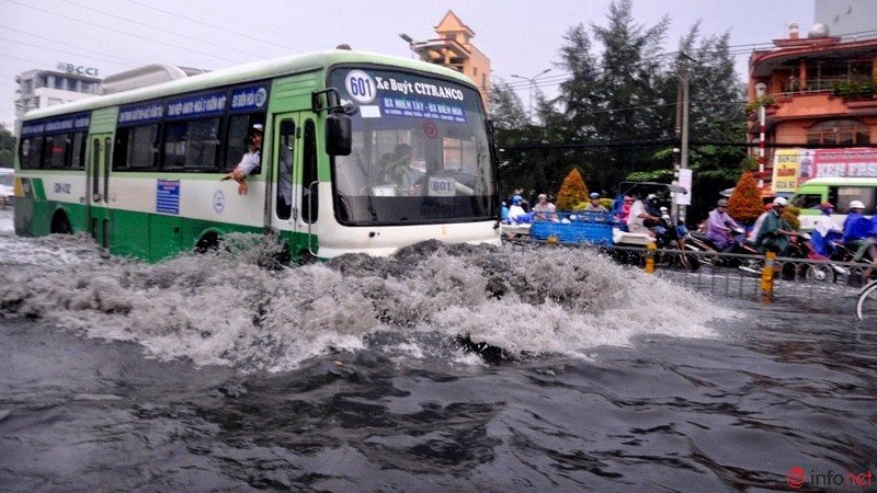 TP Hồ Chí Minh lại ngập nặng sau mưa, người dân bì bõm trong dòng nước đen ngòm - ảnh 1