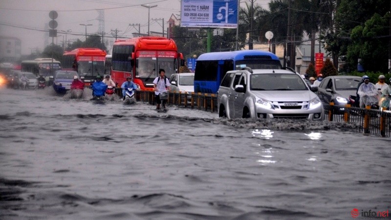 TP Hồ Chí Minh lại ngập nặng sau mưa, người dân bì bõm trong dòng nước đen ngòm - ảnh 7