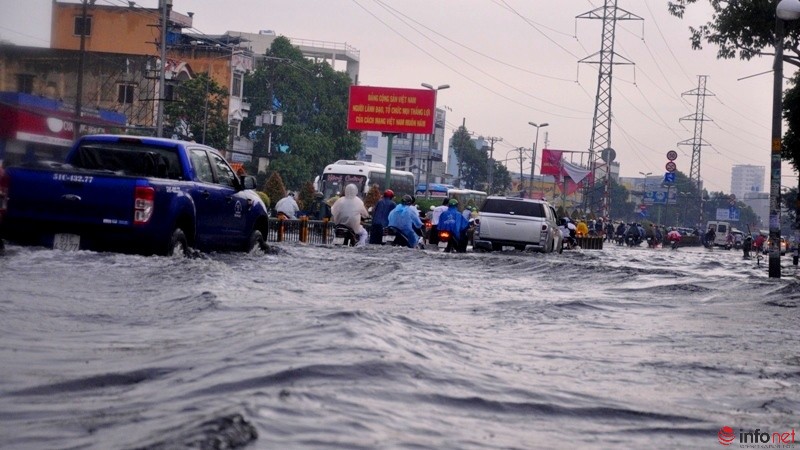 TP Hồ Chí Minh lại ngập nặng sau mưa, người dân bì bõm trong dòng nước đen ngòm - ảnh 8