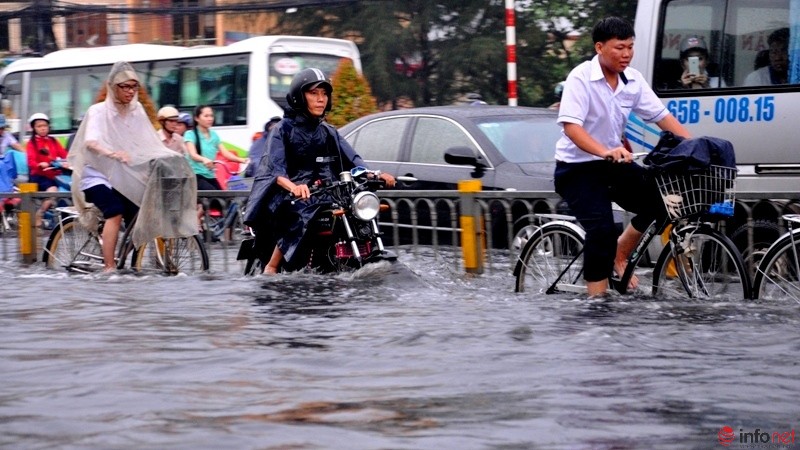 TP Hồ Chí Minh lại ngập nặng sau mưa, người dân bì bõm trong dòng nước đen ngòm - ảnh 11