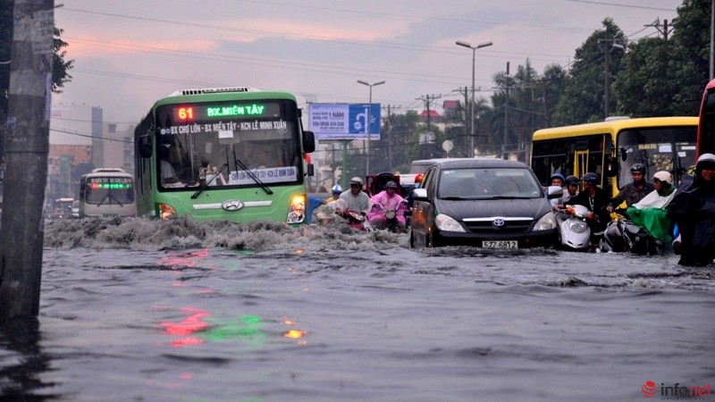 TP Hồ Chí Minh lại ngập nặng sau mưa, người dân bì bõm trong dòng nước đen ngòm - ảnh 2