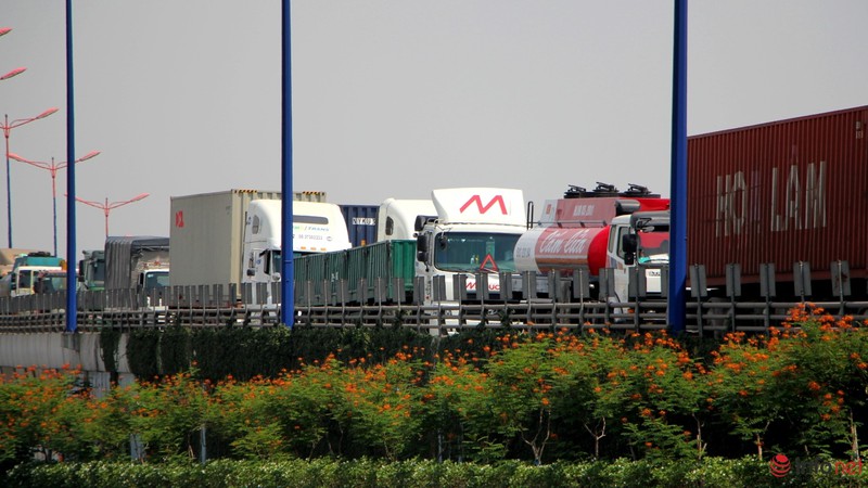 Trưa 27/11: Dòng xe ô tô kẹt gần 4km tại cửa ngõ TP.HCM - ảnh 1