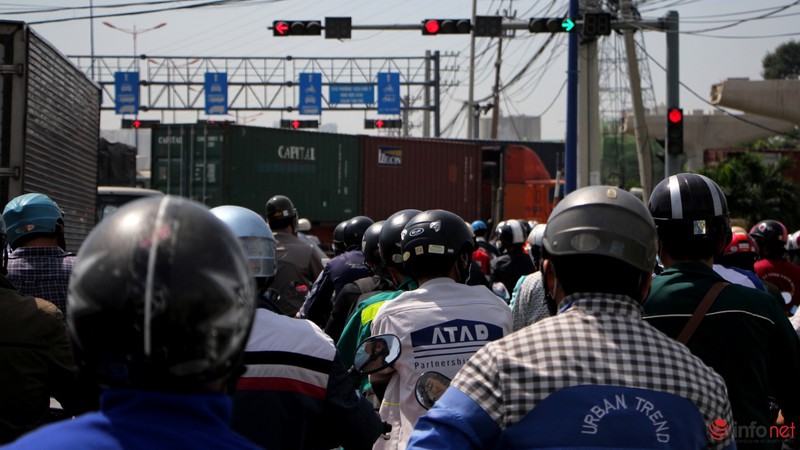 Trưa 27/11: Dòng xe ô tô kẹt gần 4km tại cửa ngõ TP.HCM - ảnh 9