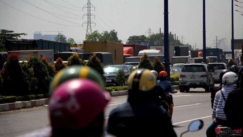 Trưa 27/11: Dòng xe ô tô kẹt gần 4km tại cửa ngõ TP.HCM - ảnh 15