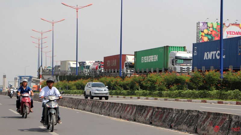 Trưa 27/11: Dòng xe ô tô kẹt gần 4km tại cửa ngõ TP.HCM - ảnh 2
